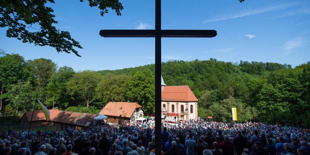 Großes Kreuz vor zahlreichen Gläubigen Großes Kreuz vor zahlreichen Gläubigen