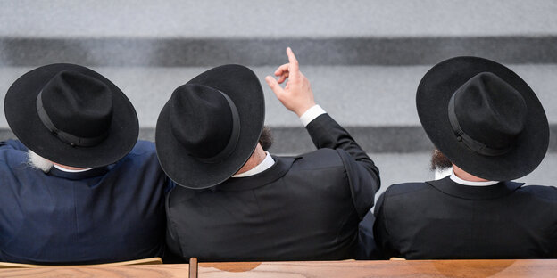Drei Rabbiner sitzen in der Jüdischen Synagoge in Hamburg Drei Rabbiner sitzen in der Jüdischen Synagoge in Hamburg