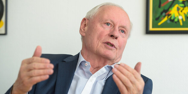 Oskar Lafontaine sitzt in einem Büro und spricht Oskar Lafontaine sitzt in einem Büro und spricht