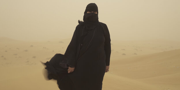 Die verschleierte Hissa Hilal in der Wüste Die verschleierte Hissa Hilal in der Wüste