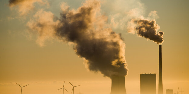 Windkrafträder und Kohlekraftwerk Windkrafträder und Kohlekraftwerk