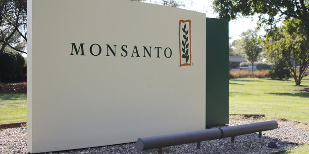 Eine weiße Mauer mit der Aufschrift Monsanto Eine weiße Mauer mit der Aufschrift Monsanto