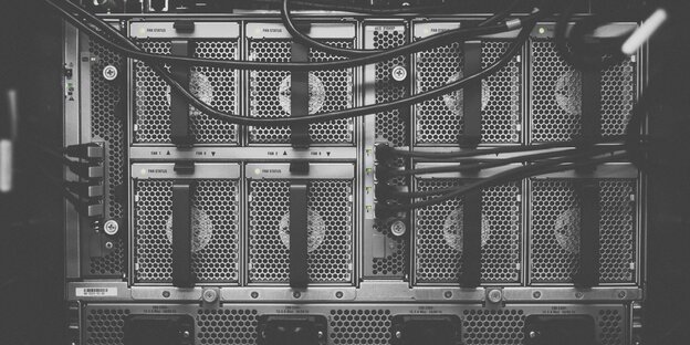 Verkabelte Rückseite von Computern Verkabelte Rückseite von Computern