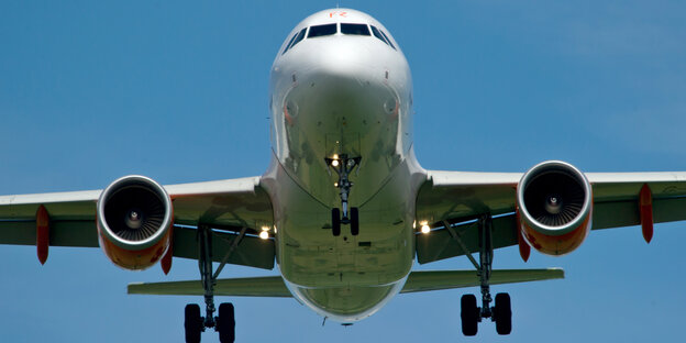 ein Flugzeug beim Start von vorne ein Flugzeug beim Start von vorne
