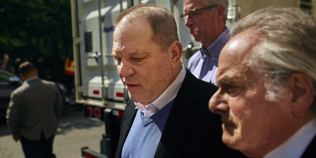 Harvey Weinstein läuft neben einem anderen Mann Harvey Weinstein läuft neben einem anderen Mann