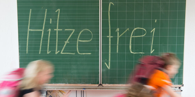 Auf einer Schultafel steht das Wort "Hitzefrei" Auf einer Schultafel steht das Wort "Hitzefrei"