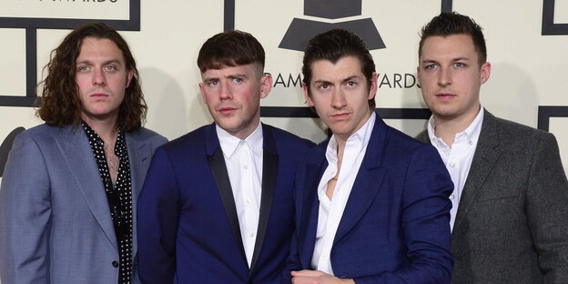 Die Mitglieder der Arctic Monkeys schauen in die Kamera Die Mitglieder der Arctic Monkeys schauen in die Kamera