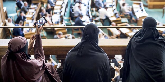 Nikab-Trägerinnen sitzen auf Besucherplätzen im Parlament Nikab-Trägerinnen sitzen auf Besucherplätzen im Parlament