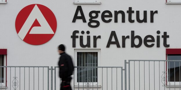 Ein Mann läuft vor einem Zaum lang Ein Mann läuft vor einem Zaum lang