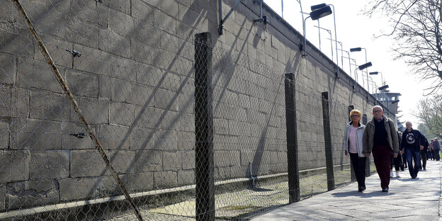 Besuchergruppen besichtigen die Gedenkstätte Berlin-Hohenschönhausen in der zuvor der fünfmillionste Besucher begrüßt wurde Besuchergruppen besichtigen die Gedenkstätte Berlin-Hohenschönhausen in der zuvor der fünfmillionste Besucher begrüßt wurde