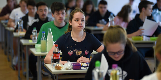 Abiturprüfung in einer vollbesetzten Klasse Abiturprüfung in einer vollbesetzten Klasse