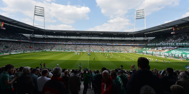 Das voll besetzte Weser-Stadion bei einem Fußballspiel Das voll besetzte Weser-Stadion bei einem Fußballspiel