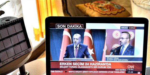 Ein Fernsehbildschirm - darauf zu sehen sind zwei Männer, einer davon ist Präsident Erdogan Ein Fernsehbildschirm - darauf zu sehen sind zwei Männer, einer davon ist Präsident Erdogan