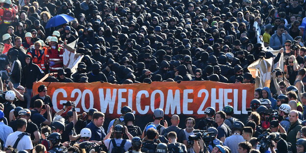 Vermummte Demonstranten bei der Welcome To Hell-Demonstration Vermummte Demonstranten bei der Welcome To Hell-Demonstration