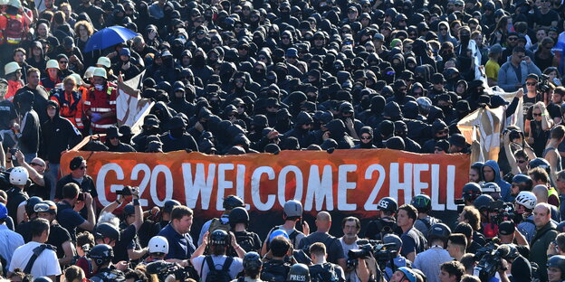 Vermummte Demonstranten bei der Welcome To Hell-Demonstration