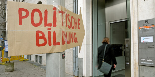 Ein Pappschild mit der Aufschrift "Politische Bildung"