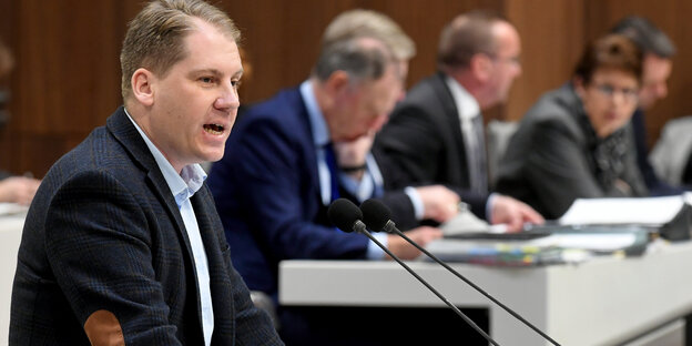 Peer Lilienthal am Rednerpult im Landtag Peer Lilienthal am Rednerpult im Landtag