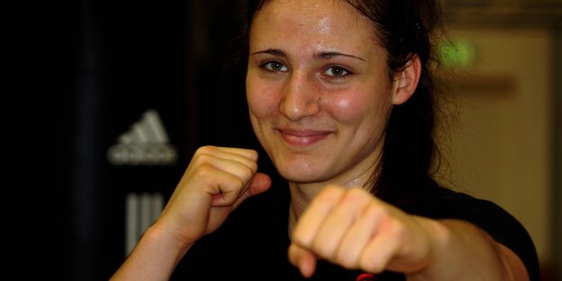 Boxerin zeigt ihre Fäuste Boxerin zeigt ihre Fäuste