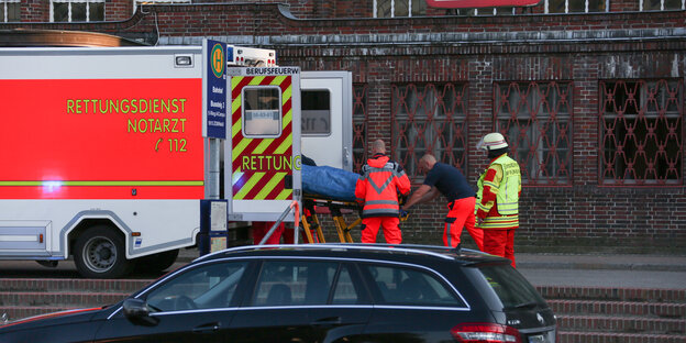 Krankenwagen vor dem Flensburger Bahnhof Krankenwagen vor dem Flensburger Bahnhof