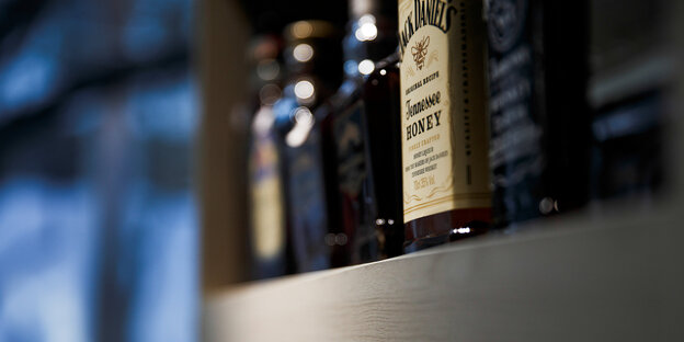 Ein Regal mit Whiskey-Flaschen Ein Regal mit Whiskey-Flaschen