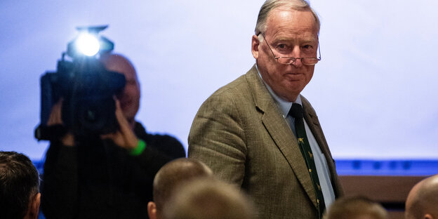 02.06.2018 Thüringen, Seebach: Alexander Gauland (AFD), Fraktionsvorsitzender im Deutschen Bundestag, steht bei der Begrüßung auf dem Bundeskongress der Jungen Alternative (JA) für Deutschland. 02.06.2018 Thüringen, Seebach: Alexander Gauland (AFD), Fraktionsvorsitzender im Deutschen Bundestag, steht bei der Begrüßung auf dem Bundeskongress der Jungen Alternative (JA) für Deutschland.