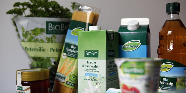 Bio-Produkte verschiedener Lebensmittel-Discounter stehen am 28. Juli 2009 in Berlin auf einem Tisch. Bio-Produkte verschiedener Lebensmittel-Discounter stehen am 28. Juli 2009 in Berlin auf einem Tisch.