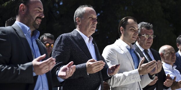 Muharrem Ince (2. v.c r.) beim Gebet auf dem muslimischen Friedhof der griechischen Stadt Komotini Muharrem Ince (2. v.c r.) beim Gebet auf dem muslimischen Friedhof der griechischen Stadt Komotini
