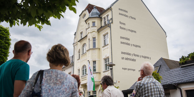 Eine Hausfassade mit dem Gedicht