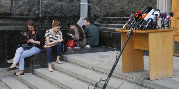 ournalisten in Kiew warten auf eine Pressekonferenz ournalisten in Kiew warten auf eine Pressekonferenz