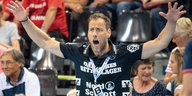 Flensburgs neuer Chefcoach Maik Machulla breitet die Arme aus.