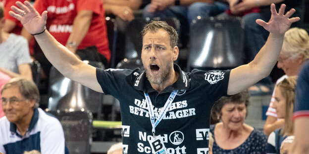Flensburgs neuer Chefcoach Maik Machulla breitet die Arme aus. Flensburgs neuer Chefcoach Maik Machulla breitet die Arme aus.