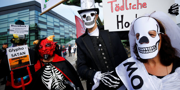Demonstrierende gehen in Bonn in Totenkostümen gegen die Fusion von Bayer und Monsanto auf die Straße Demonstrierende gehen in Bonn in Totenkostümen gegen die Fusion von Bayer und Monsanto auf die Straße