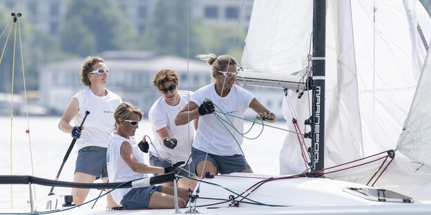 Vier Frauen auf einem Segelboot