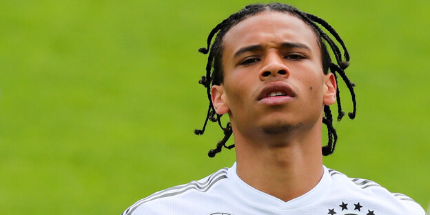 Der Fußballspieler Leroy Sané auf grünem Rasen Der Fußballspieler Leroy Sané auf grünem Rasen