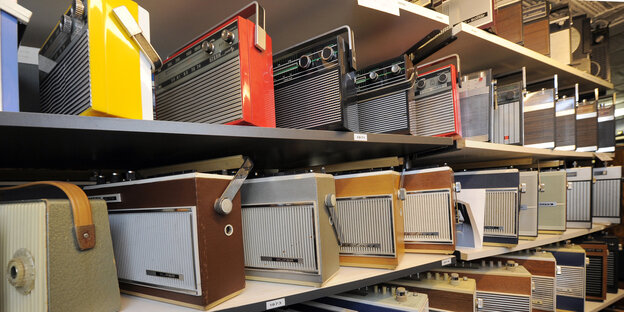 In langer Reihe stehen Stern Kofferradios im privaten Rundfunkmuseum in Luckenwalde In langer Reihe stehen Stern Kofferradios im privaten Rundfunkmuseum in Luckenwalde