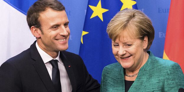 ngela Merkel und Frankreichs Präsident Emmanuel Macron geben sich bei einem EU-Gipfel nach einer Pressekonferenz die Hand ngela Merkel und Frankreichs Präsident Emmanuel Macron geben sich bei einem EU-Gipfel nach einer Pressekonferenz die Hand