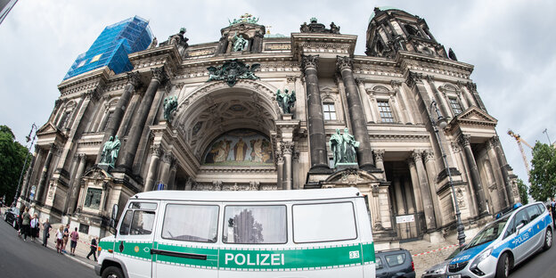 Ein Polizeiauto vor dem Berliner Dom Ein Polizeiauto vor dem Berliner Dom