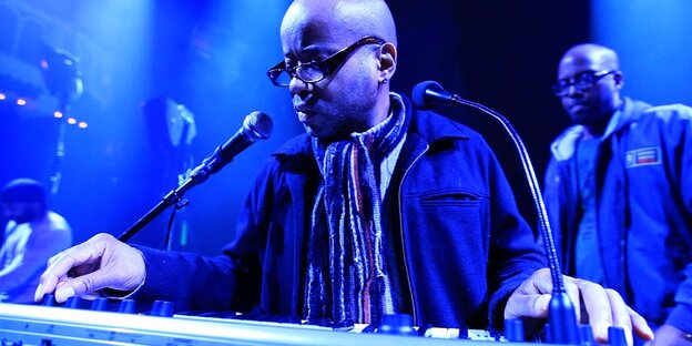Der Detroiter Musiker Juan Atkins beim Spielen am Keyboard. Der Detroiter Musiker Juan Atkins beim Spielen am Keyboard.