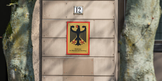 Schild "Bundesamt für Migration und Flüchtlinge" Schild "Bundesamt für Migration und Flüchtlinge"