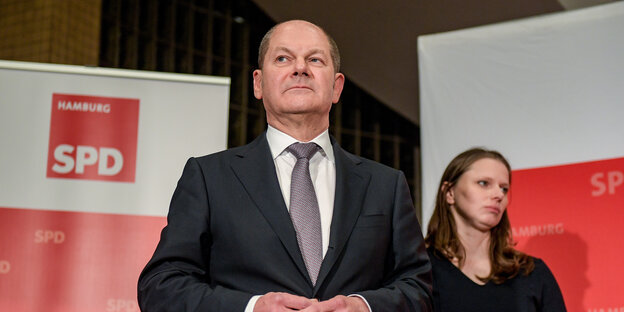 Olaf Scholz und Melanie Leonhard stehen vor einem SPD-Plakat Olaf Scholz und Melanie Leonhard stehen vor einem SPD-Plakat