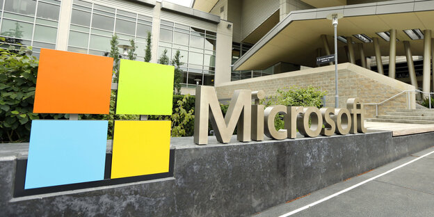 Ein Microsoft-Logo vor einem Gebäude Ein Microsoft-Logo vor einem Gebäude