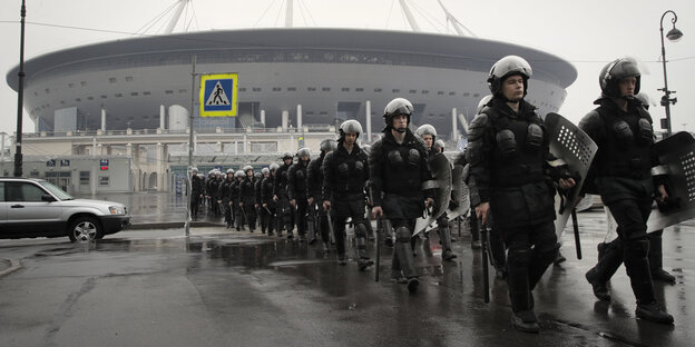 Bereitschaftspolizisten nehmen vor dem Sankt-Petersburg-Stadion an einer Übung teil Bereitschaftspolizisten nehmen vor dem Sankt-Petersburg-Stadion an einer Übung teil