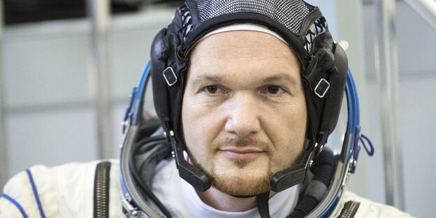 Alexander Gerst trägt einen Raumanzug Alexander Gerst trägt einen Raumanzug