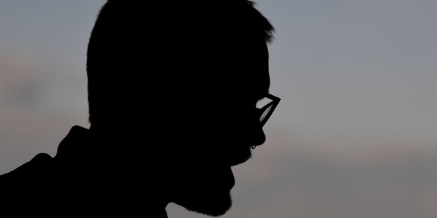 Cambridge Analytica Whistleblower Christopher Wylies Profil im Schatten. Cambridge Analytica Whistleblower Christopher Wylies Profil im Schatten.