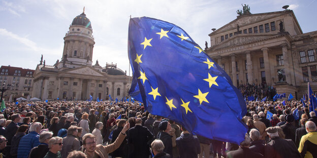 In Berlin schwenken EU-Fans die europäische Fahne bei einer Pulse of Europe Demonstration In Berlin schwenken EU-Fans die europäische Fahne bei einer Pulse of Europe Demonstration