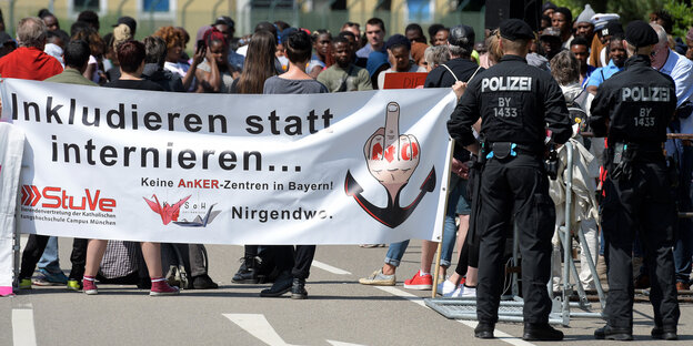 Protestierende gegen Ankerzentren Protestierende gegen Ankerzentren