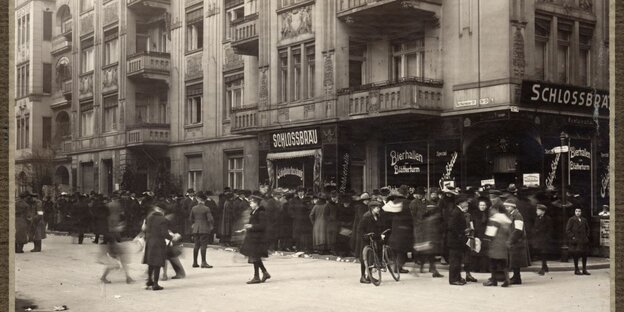 Historisches Bild von einem Wahllokal 1919