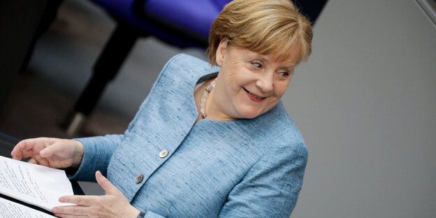 Berlin: Bundeskanzlerin Angela Merkel (CDU) spricht bei der Plenarsitzung des Deutschen Bundestages im Reichstagsgebäude Berlin: Bundeskanzlerin Angela Merkel (CDU) spricht bei der Plenarsitzung des Deutschen Bundestages im Reichstagsgebäude