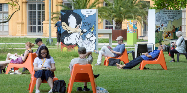 Besucher des Comicsalons Erlangen sitzen auf der Schloßwiese bei schönem Wetter Besucher des Comicsalons Erlangen sitzen auf der Schloßwiese bei schönem Wetter