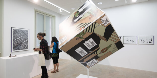 Zwei Besucher in einer Ausstellung des Comicsalons Zwei Besucher in einer Ausstellung des Comicsalons